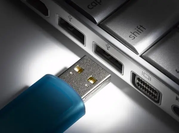 Yuav kuaj li cas USB flash drive rau teeb meem