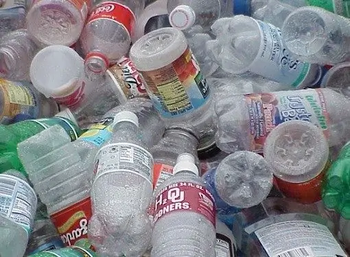 Où prendre les bouteilles en plastique