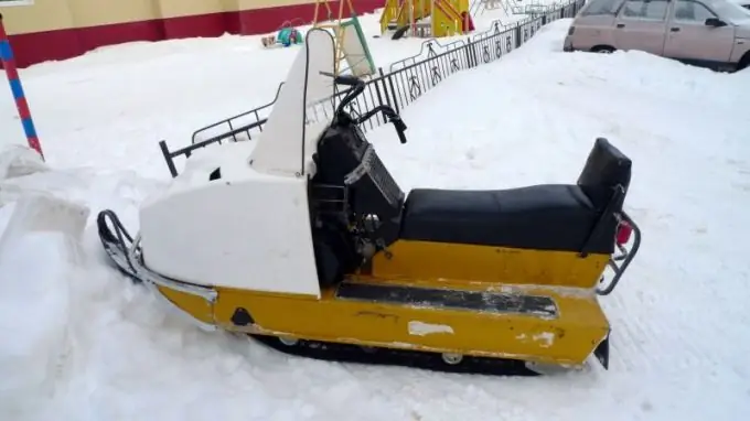 Cómo tirar de una pista en una moto de nieve Buran