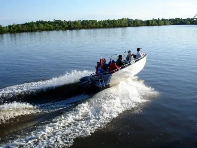 So befestigen Sie einen Motor an einem Boot