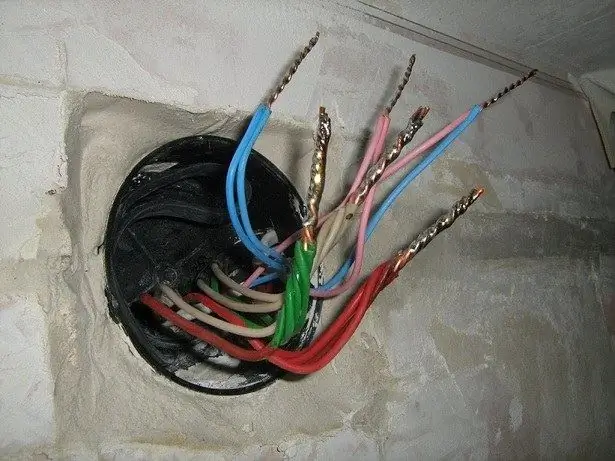 Conexão trançada de fios de cobre e alumínio