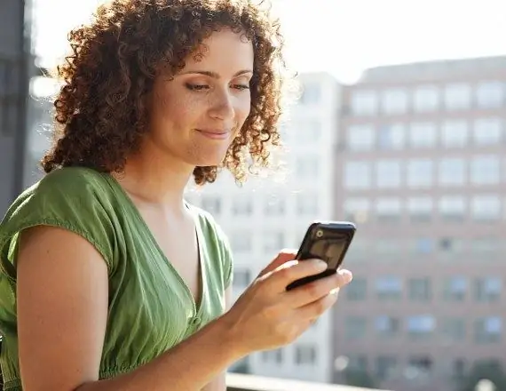 Waarom vrouwen graag lang aan de telefoon praten