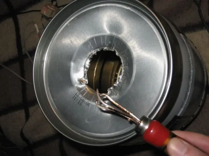 How to open the lid of a can